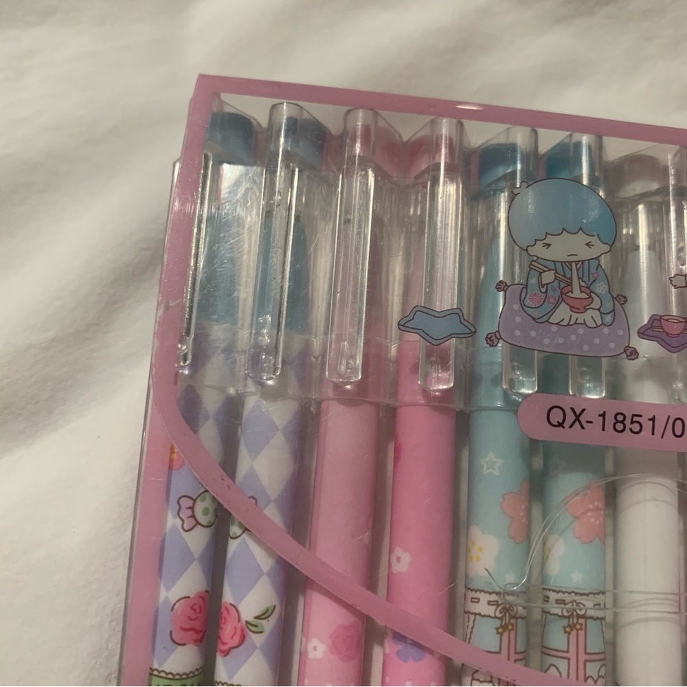 Set of 12 Sanrio Black Ink Pens in a Plastic Carrying Case - Picture 10 of 14